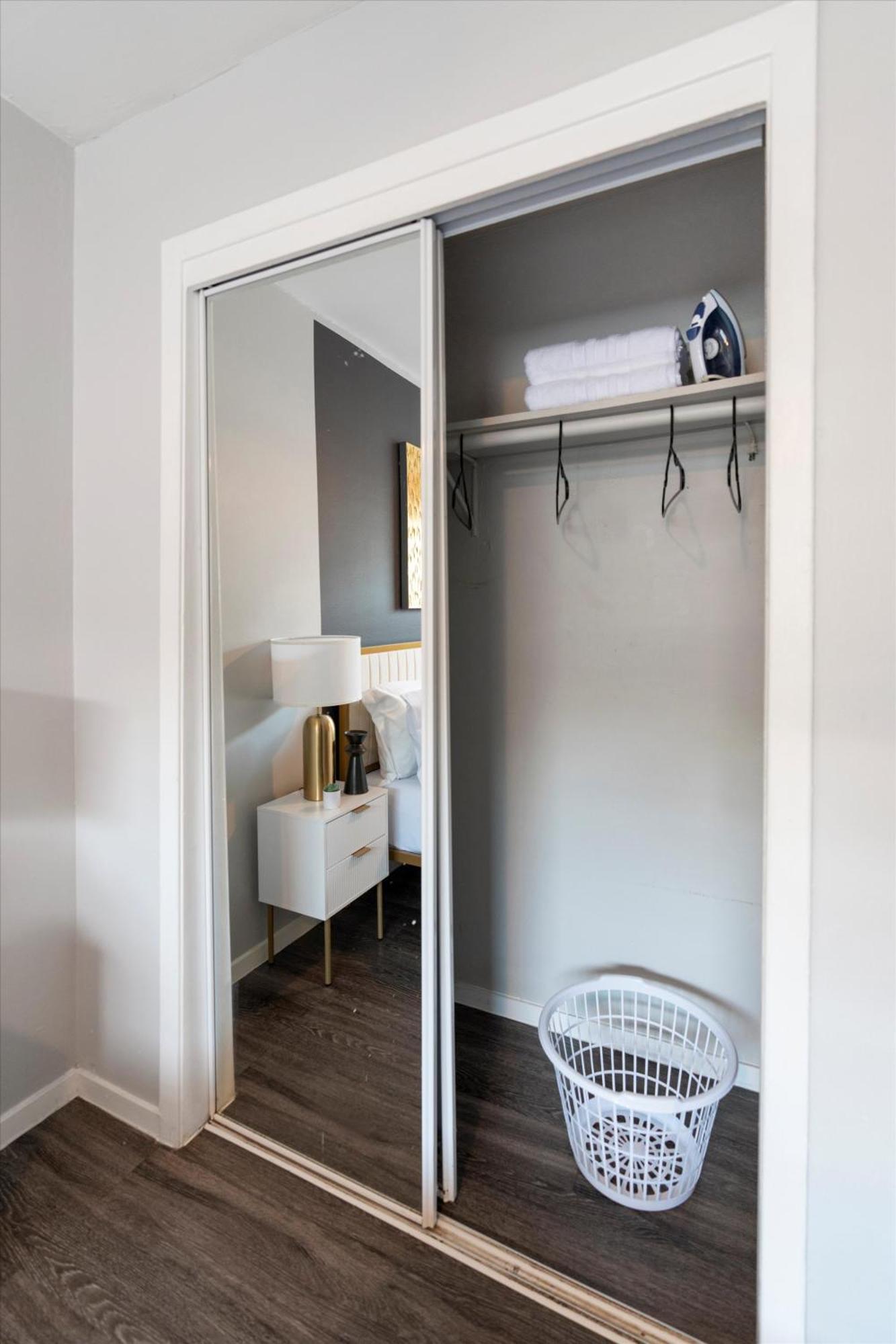 Mins 2 Downtown - King Bed - Private Stays Остін Екстер'єр фото